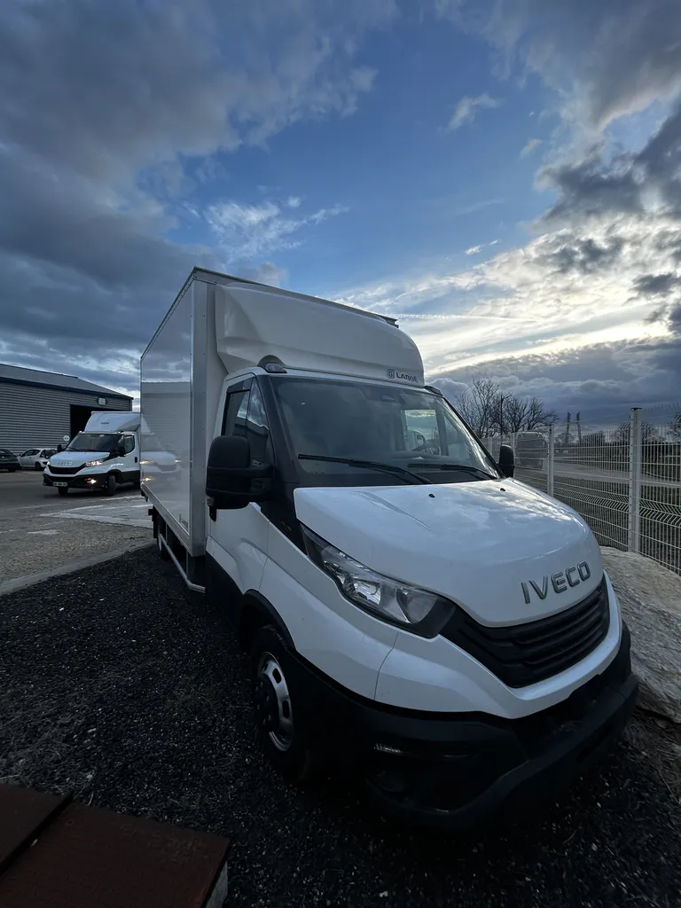 IVECO DAILY CAISSE ET HAYON 750 KGS