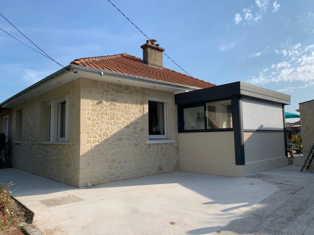 Réalisation d'un ravalement avec enduit projeté à la chaux aérienne par l'entreprise artisanale DRM Rénovation sur Le Havre (76)