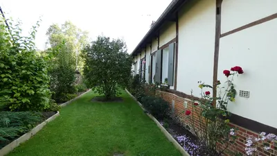 A vendre : Magnifique longère normande de 175 m² dans un écrin de verdure, à découvrir avec Terres et Demeures de Normandie.