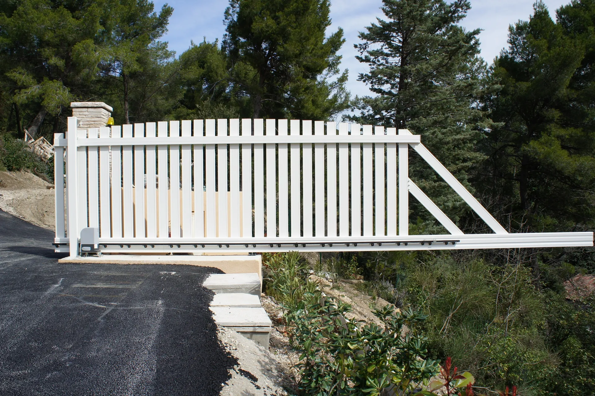 Portail exceptionnel en aluminium installé aux Pennes-Mirabeau