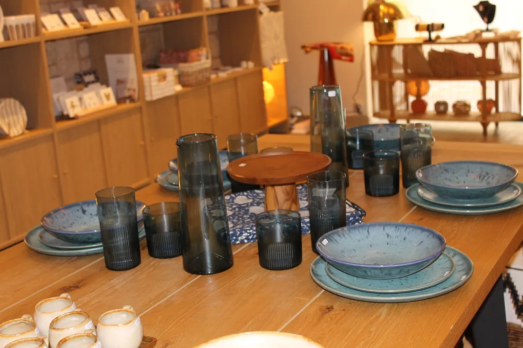 Acheter une vaisselle en grès bleu et de la verrerie fumée pour vos tables de réception à Nîmes proche d'Uzès