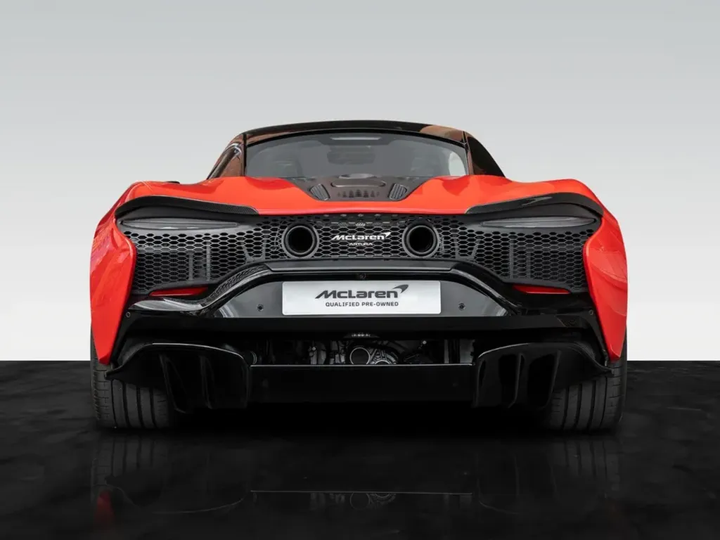 McLaren Artura rouge vue arrière supercar hybride haut de gamme à Bordeaux