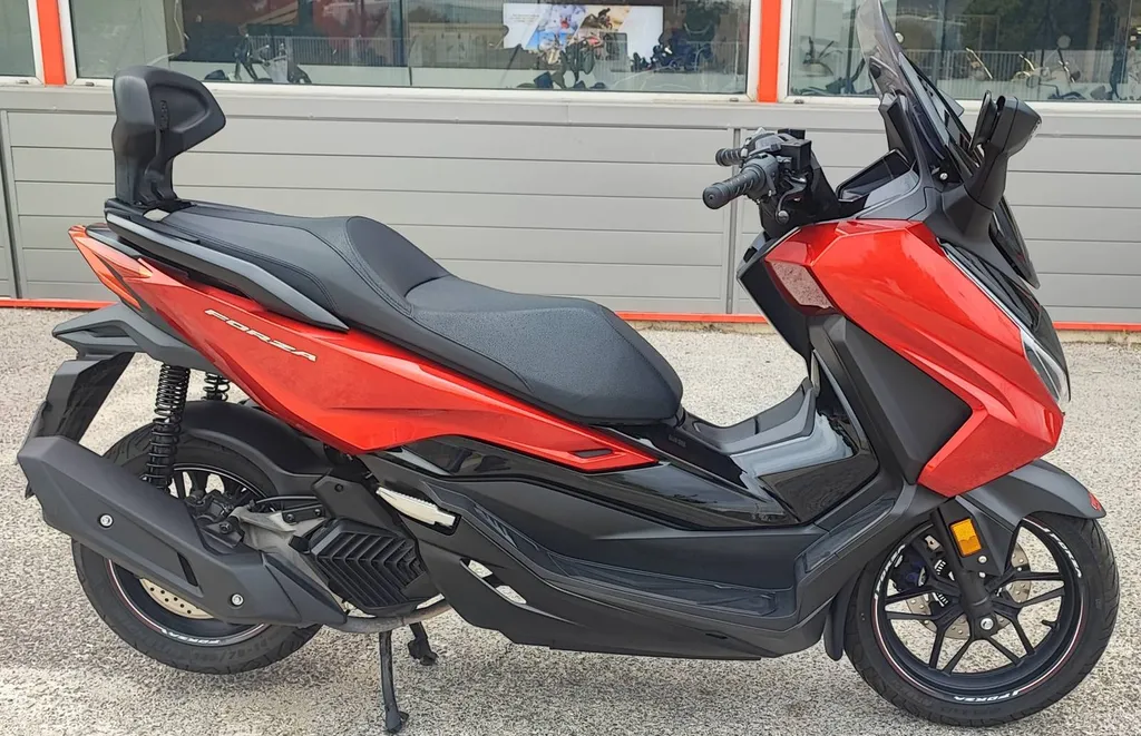 HONDA FORZA 125 DU 01/2024 AVEC 8400 KM.