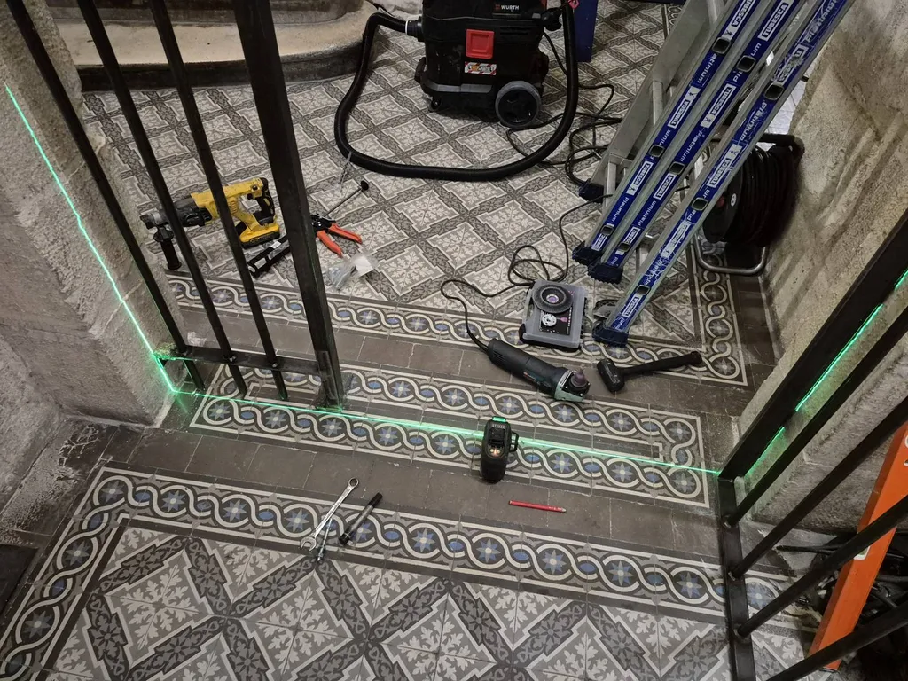 Alignement précis au laser pour la fixation de grilles métalliques sur mesure à Bordeaux.
