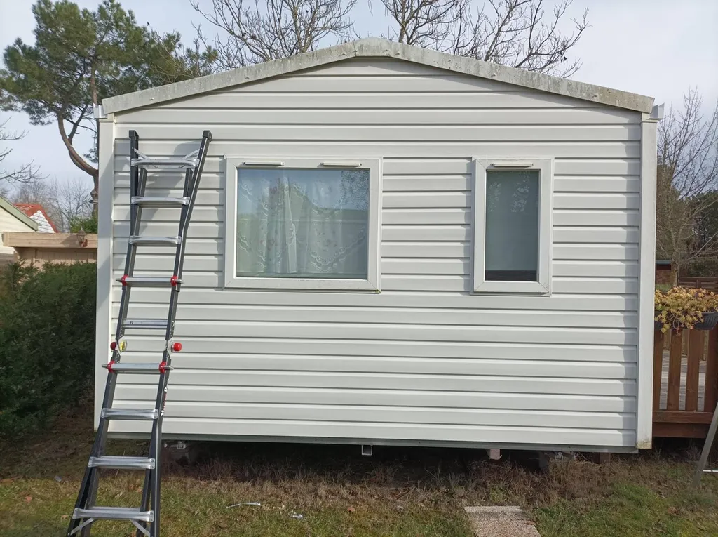 Restauration du bardage latéral PVC d'un mobile home près de Bordeaux