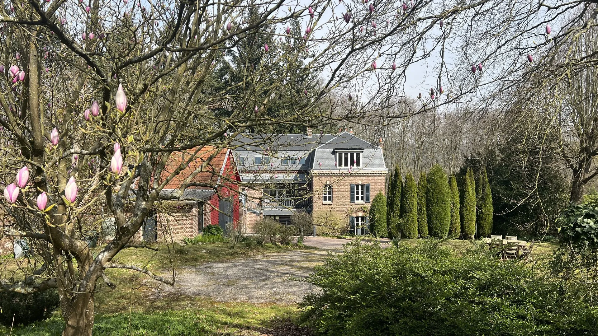 Magnifique demeure de famille 283m², 7 chambres, salle de jeux, patio véranda, dépendances et jardin arboré 6078m², emplacement privilégié centre-ville de Eu 76260.