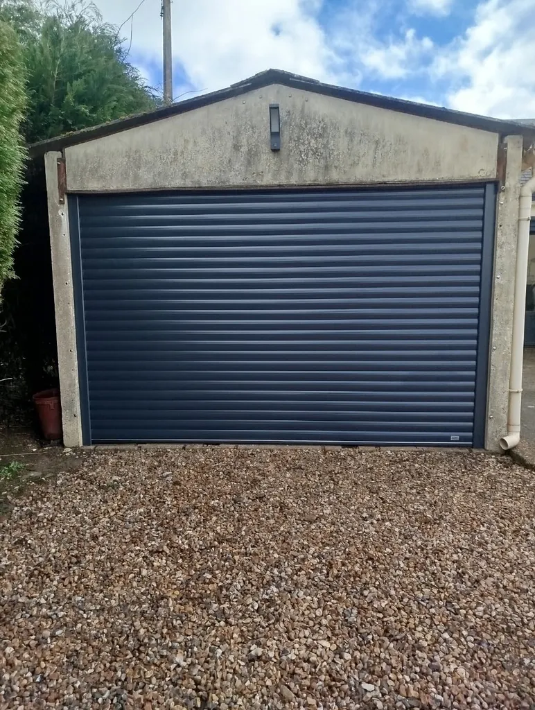 Porte de garage enroulable après