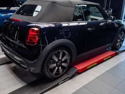 Zones exposées de la Mini Cooper protégées contre les impacts avec film PPF dans le Morbihan.