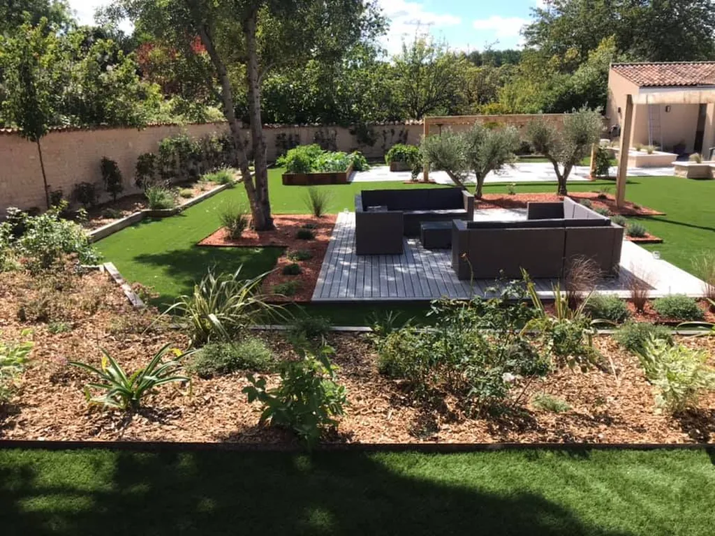 Aménagement de jardin contemporain avec pose de gazon synthétique haut de gamme Garden Lux à Matha