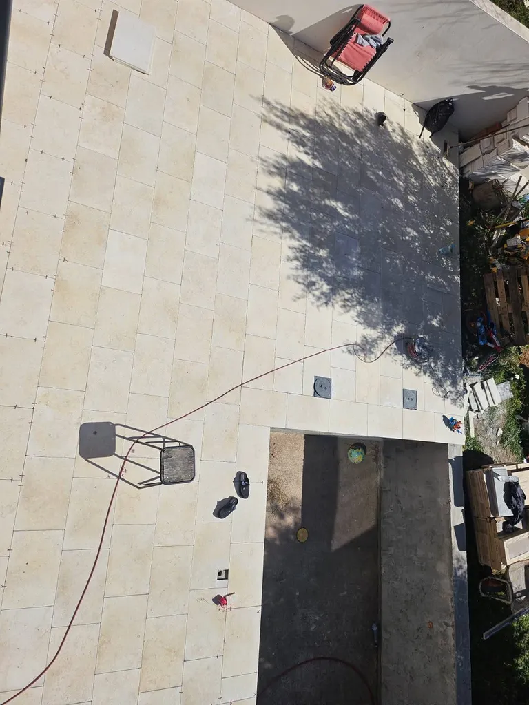 TERRASSE EN PIERRE NATURELLE DE SAHARA JAUNE FINITION VIEILLIE AU FORMAT 60 * 40 * 1.8CM