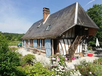 Vente d'une Demeure Normande et ses multiples dépendances à restaurer, bordées par une rivière, proche du Bec-Hellouin 27800