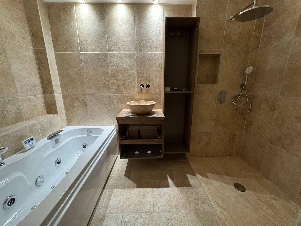 SALLE DE BAIN AVEC CARRELAGE IMITATION TRAVERTIN / GRES CERAM BEIGE CANTAL SAVOIA