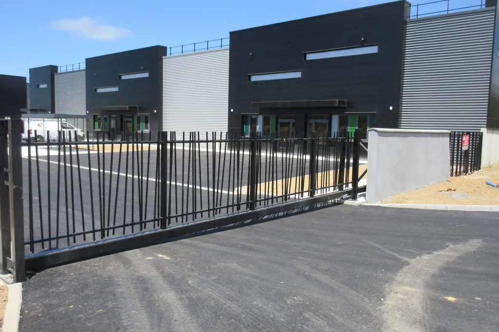 Fourniture de portails autoportants professionnels dans l’Eure, le Calvados et la Seine-Maritime : ouverture dégagée et maintenance réduite