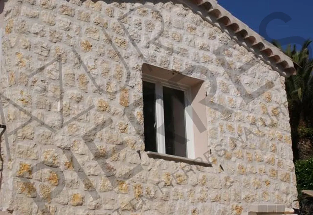 façade en parement de pierre naturelle beige