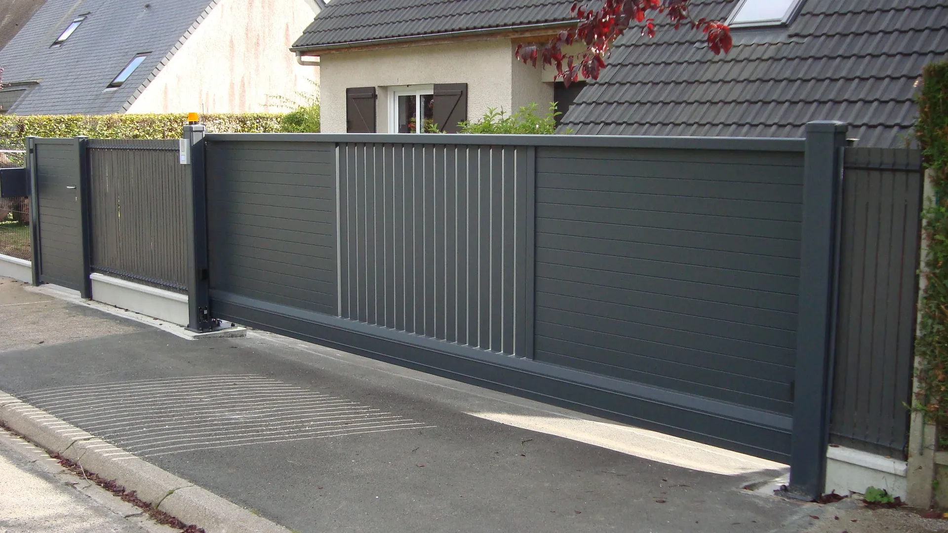 Installation de Portail Coulissant en Aluminium Motorisé, Modèle Sur-Mesure à Cabourg dans le Calvados 14 et Dives-sur-Mer