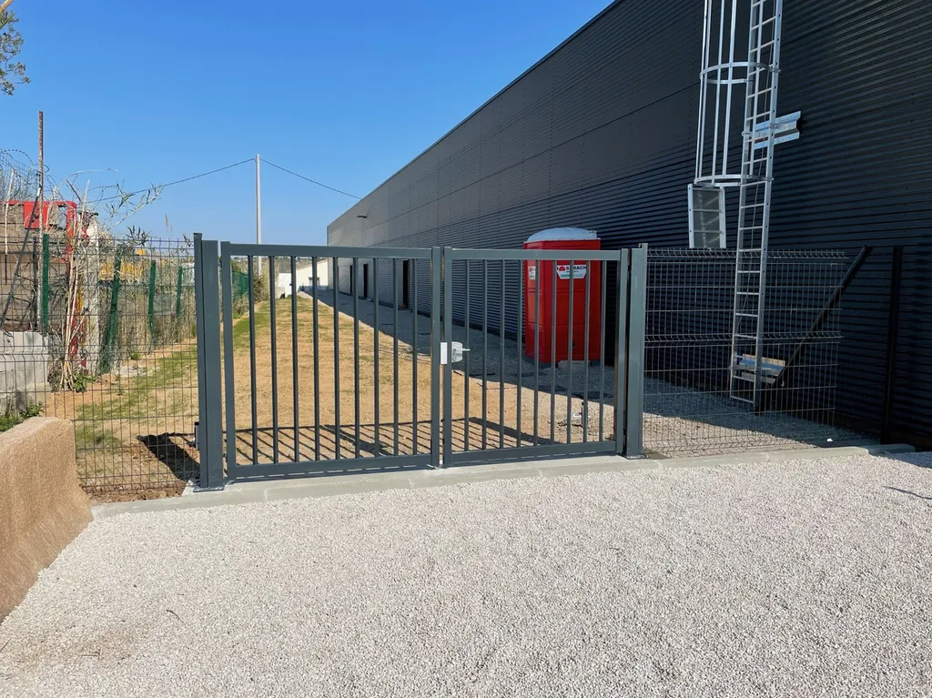 Fermeture et aménagement extérieur pour des locaux commerciaux à Gignac La Nerthe