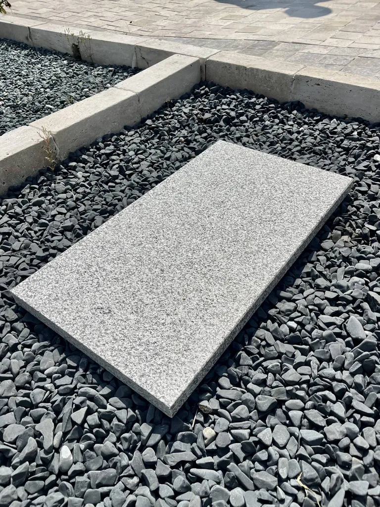 MARGELLE DE PISCINE EN GRANIT GRIS / GRANIT GRIS ALBA / GRIS CLAIR