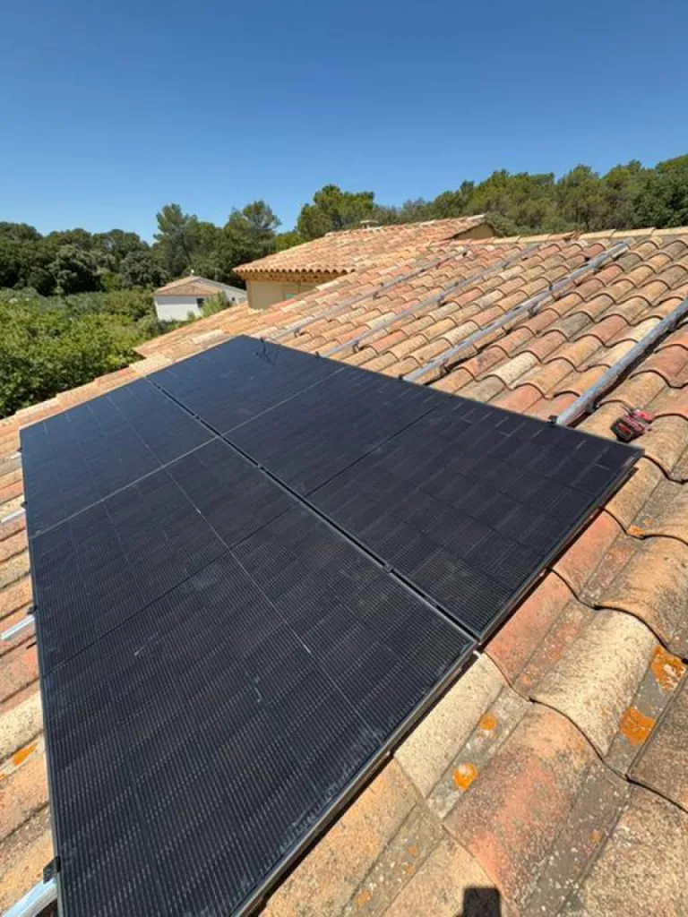 Pose de 10 panneaux photovoltaïques Dmegc dès 9 900€ avec Provence Energie Solaire Services 