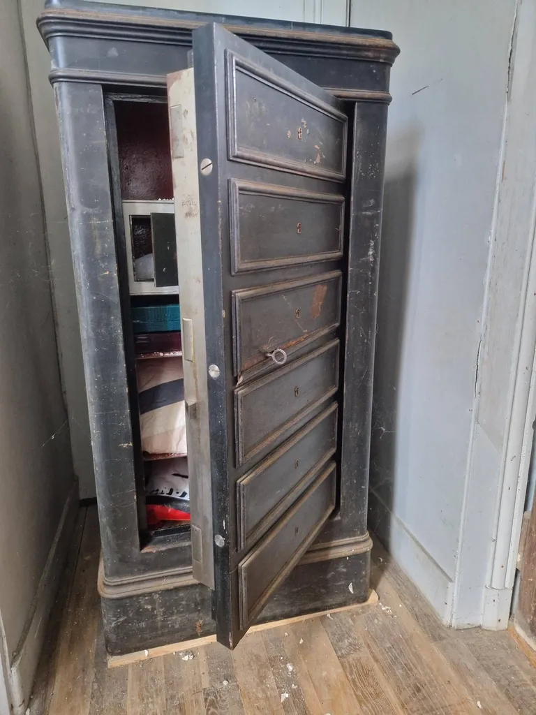 coffre-fort ancien bloqué et ouvert par spécialiste