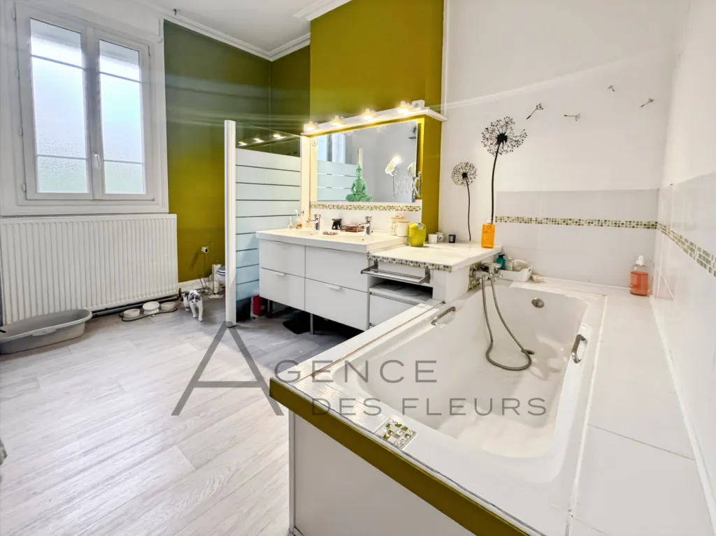 A vendre, maison bourgeoise de 155 m² sur un terrain d'environ 410 m² située à Oissel