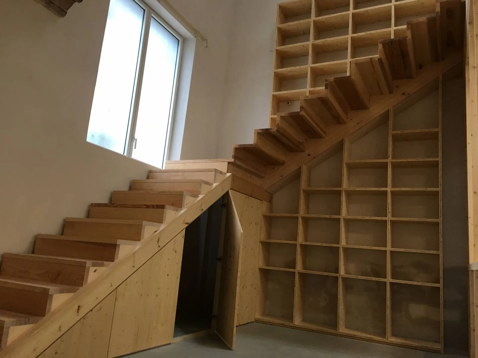 Etude, conception et réalisation d'un escalier 1/4 tournant avec aménagements ouverts et fermés sous escalier, à Bordeaux Centre