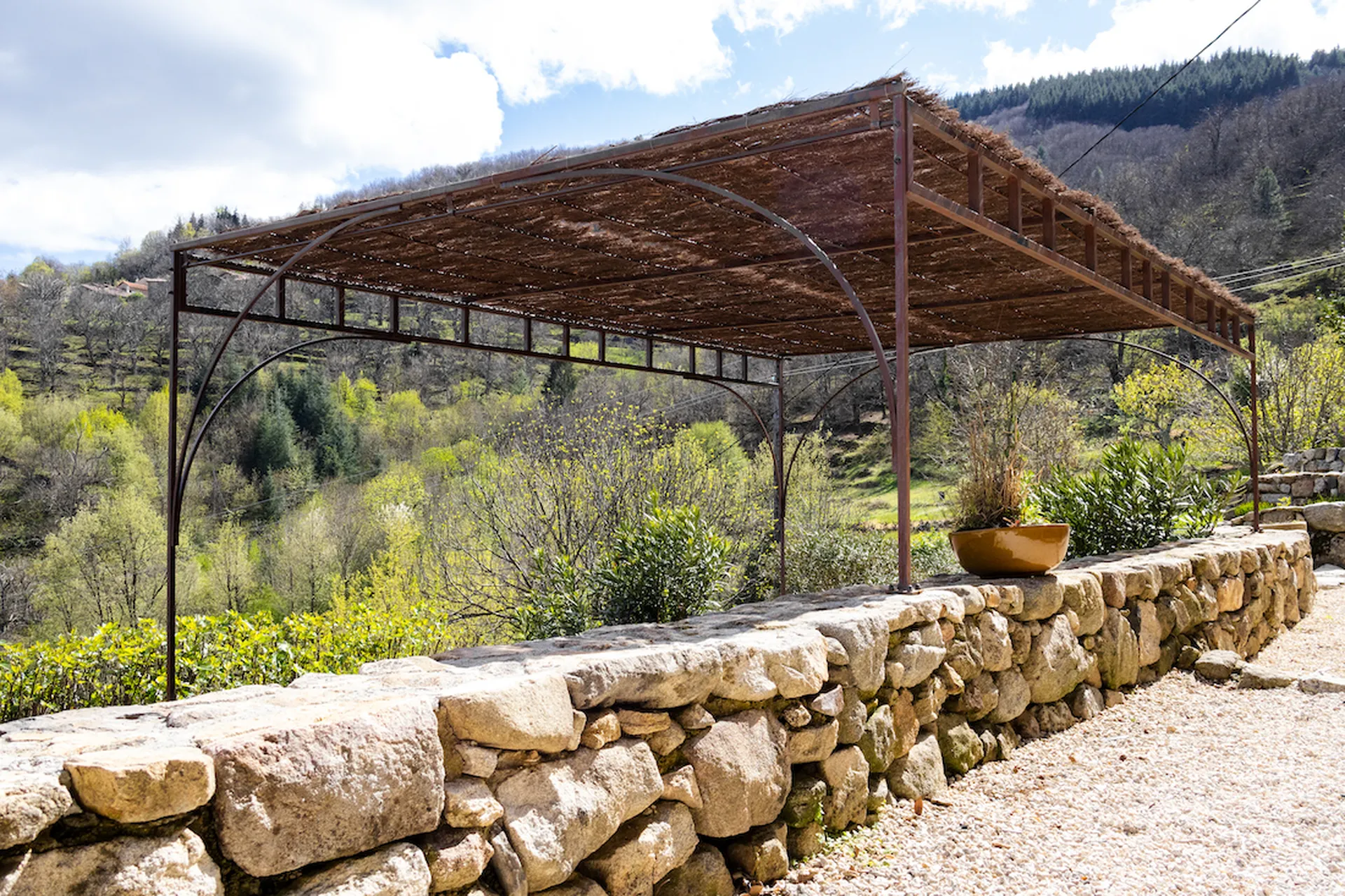 Pergola en fer forgé en Ardèche pour une protection solaire naturelle.