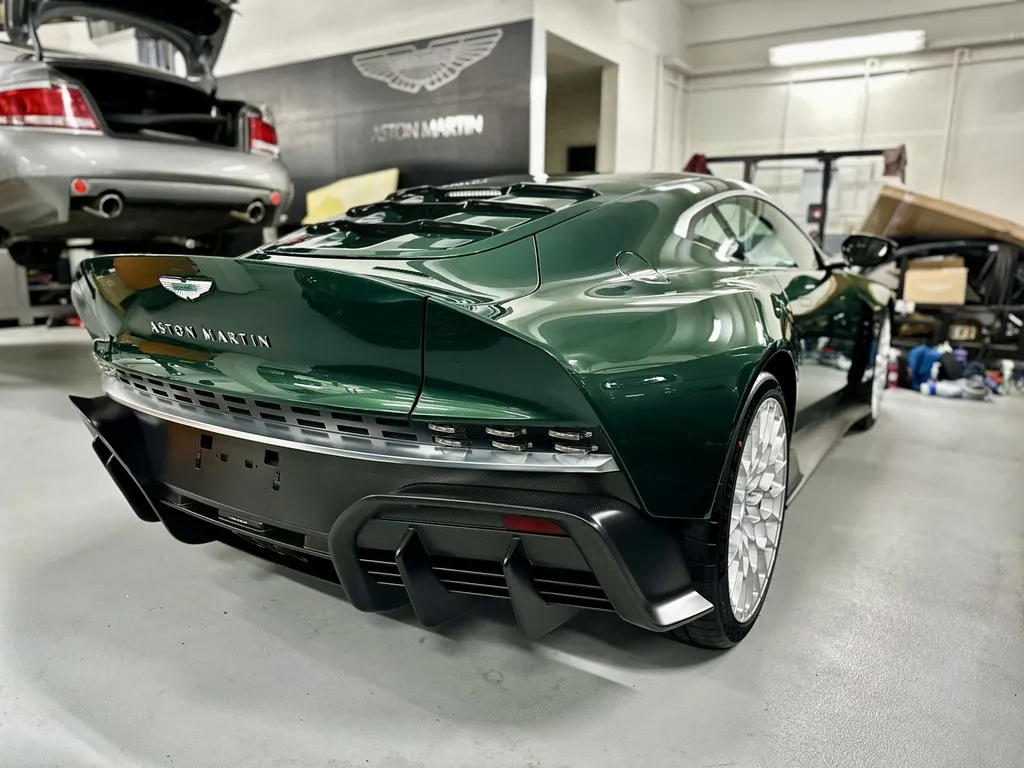 Traitement céramique Lyon protection carosserie Aston Martin Valour 