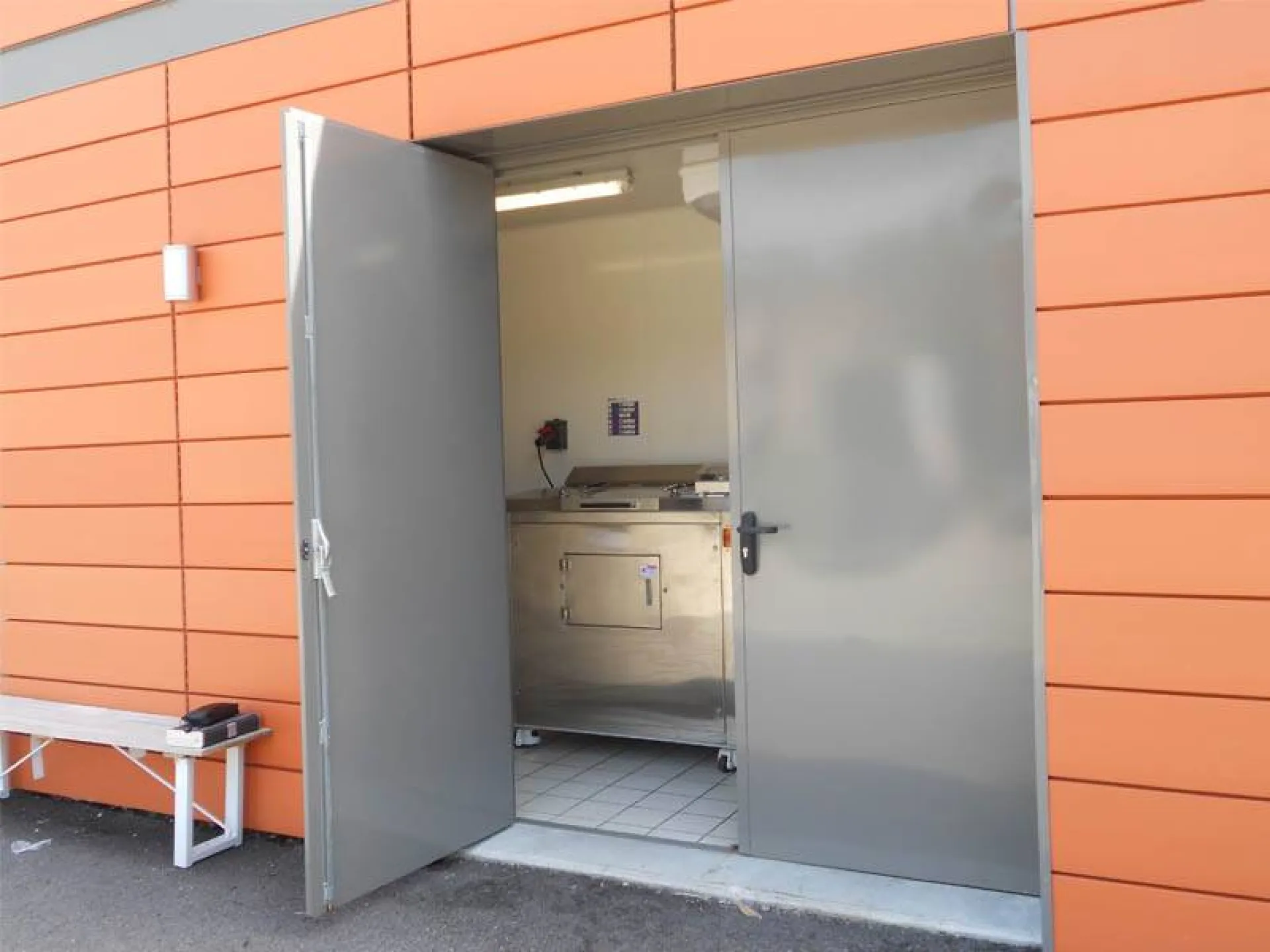 Instalation d'un Eco-digesteur pour le traitement des déchets alimentaires à la Cafétéria Carré Rouge à Villefontaine (38)