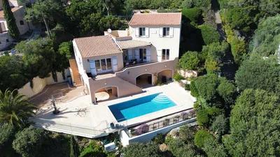 Les Issambres – Villa provençale dominant la Méditerranée. Vue panoramique exceptionnelle, piscine, 180 m² à sublimer selon vos envies.