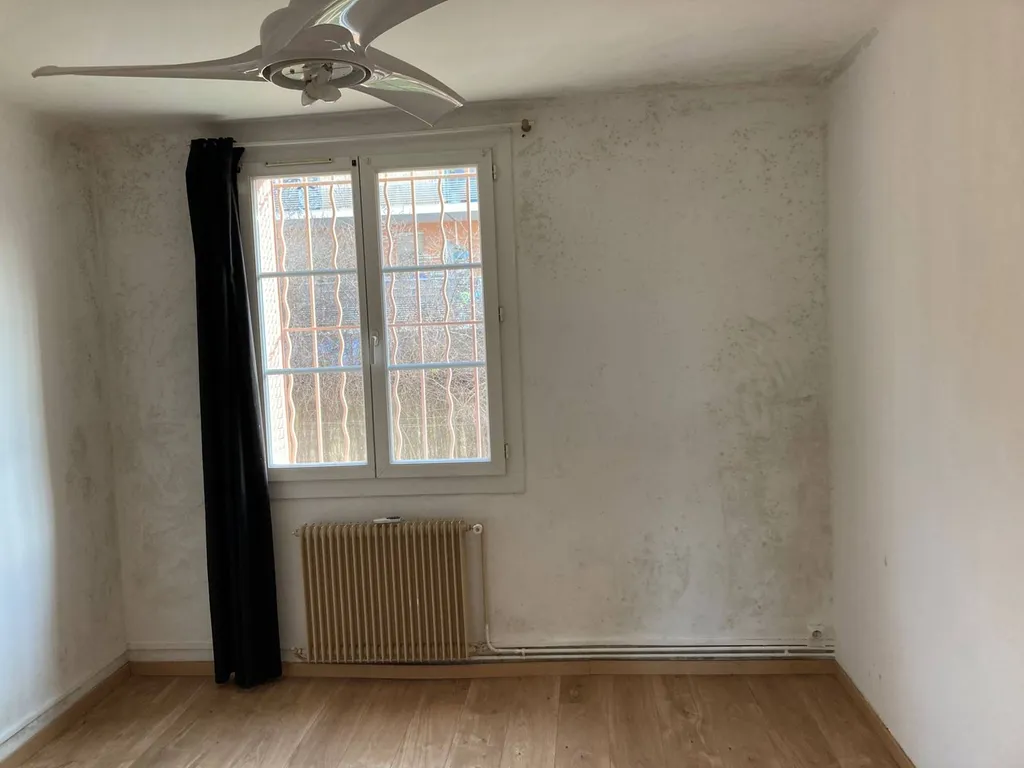 Moisissures sur murs d'une chambre à Florensac Hérault