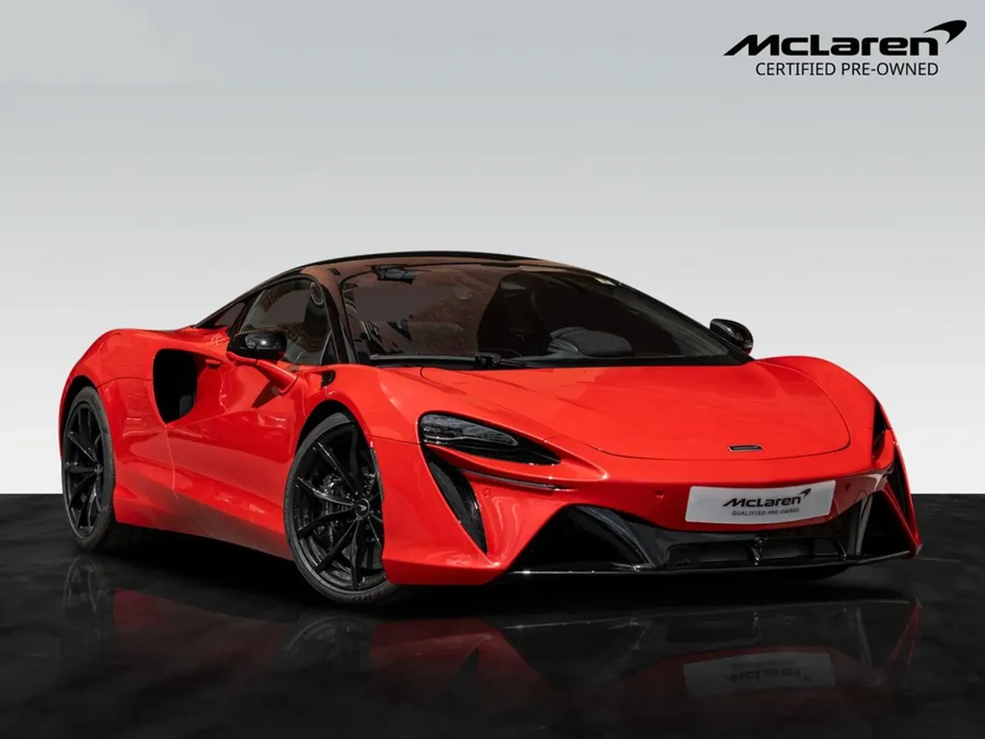 McLaren Artura face avant agressive supercar rouge Bordeaux