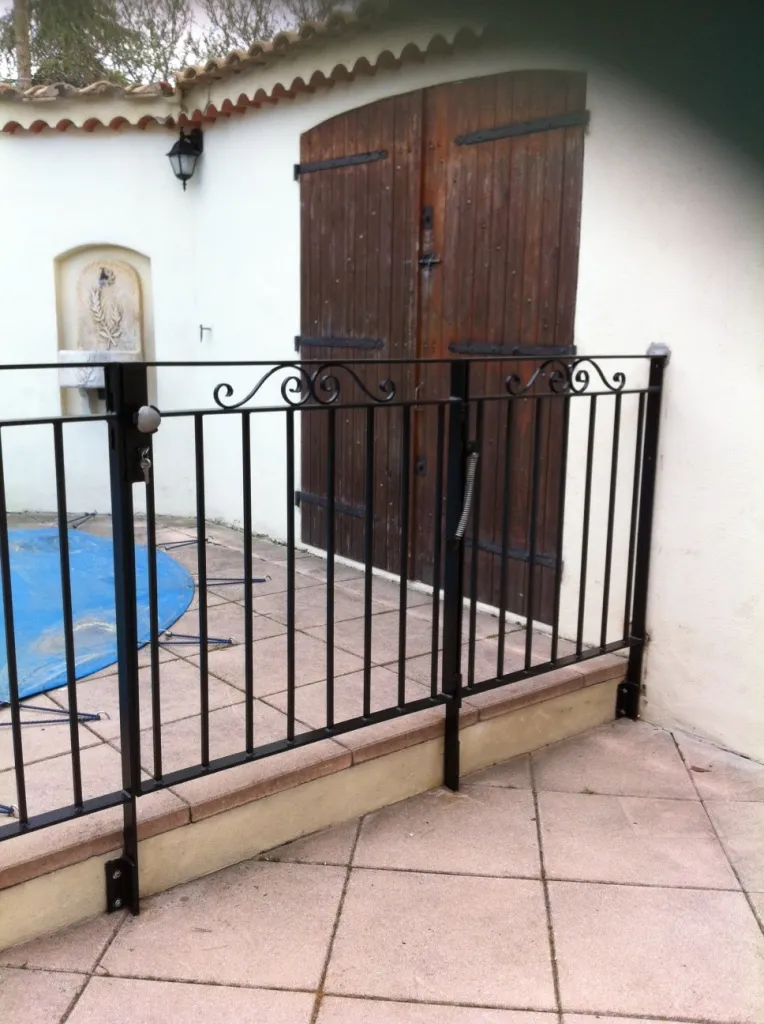 FABRICATION ET POSE DE GRILLES DE PROTECTION ACCES PISCINE EN FER FORGE AVEC PORTILLON ASSORTI A MARTIGUES COTE BLEUE 