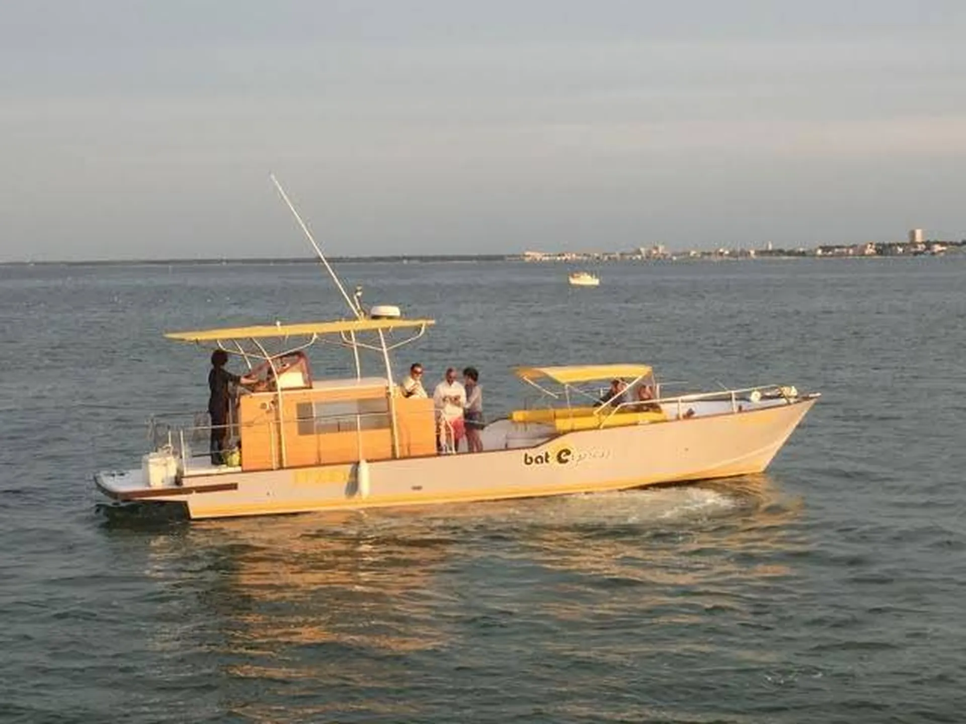 Destination la Presqu'île du Bonheur : le Cap-Ferret et les cabanes tchanquées - Bateau type Vedette chaland 