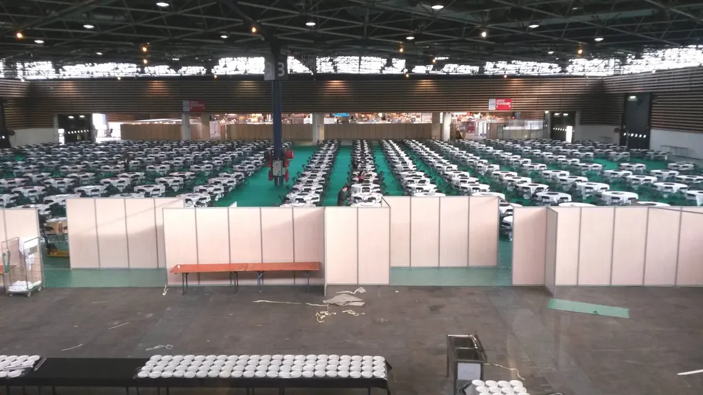 Location de chaise avec table pour repas a eurexpo