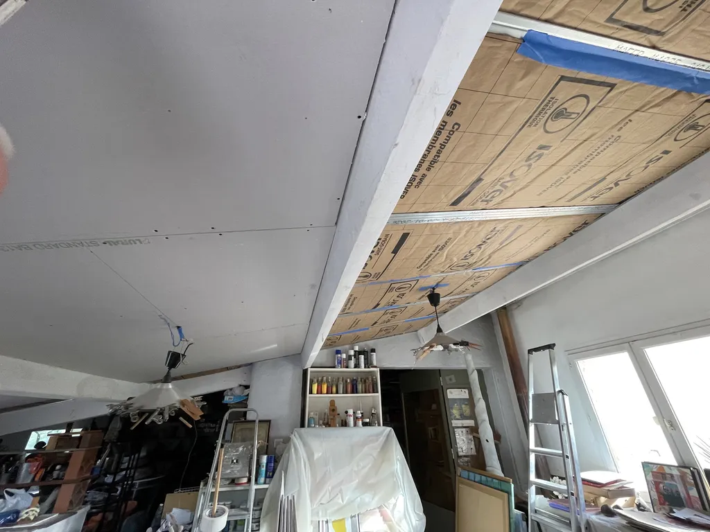 Isolation d’un plafond en sous rampant par laine de verre et habillage placo