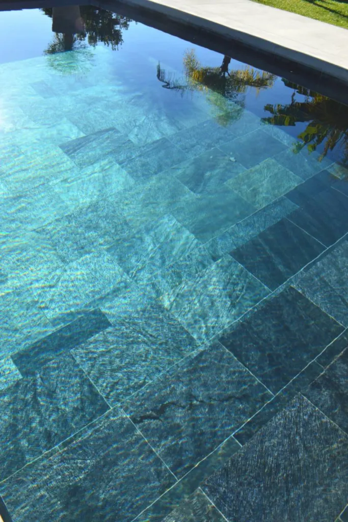 Pierre de Bali en Pierre Naturelle pour Piscine et Bassin - Un Lagon Unique chez Vous, livraison partout en France dont Montpellier, 34