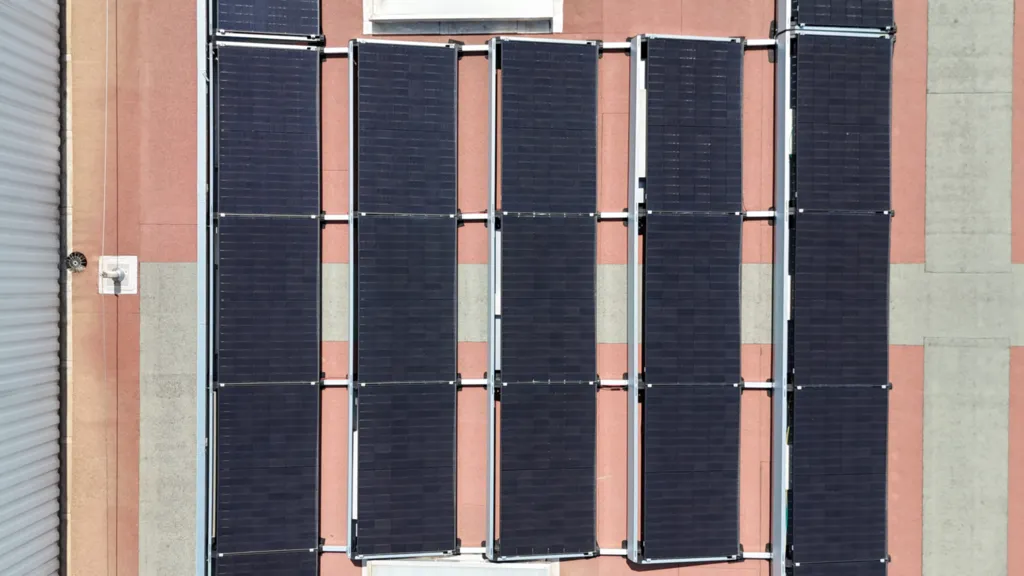 Pose de panneaux photovoltaïques sur un toit terrasse à La Ciotat avec PESS