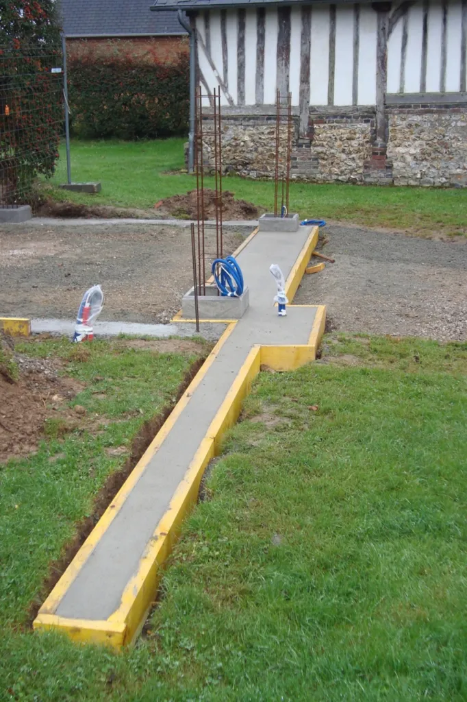 Réalisation de longrine de portail coulissant Alu proche de Pont Audemer 27