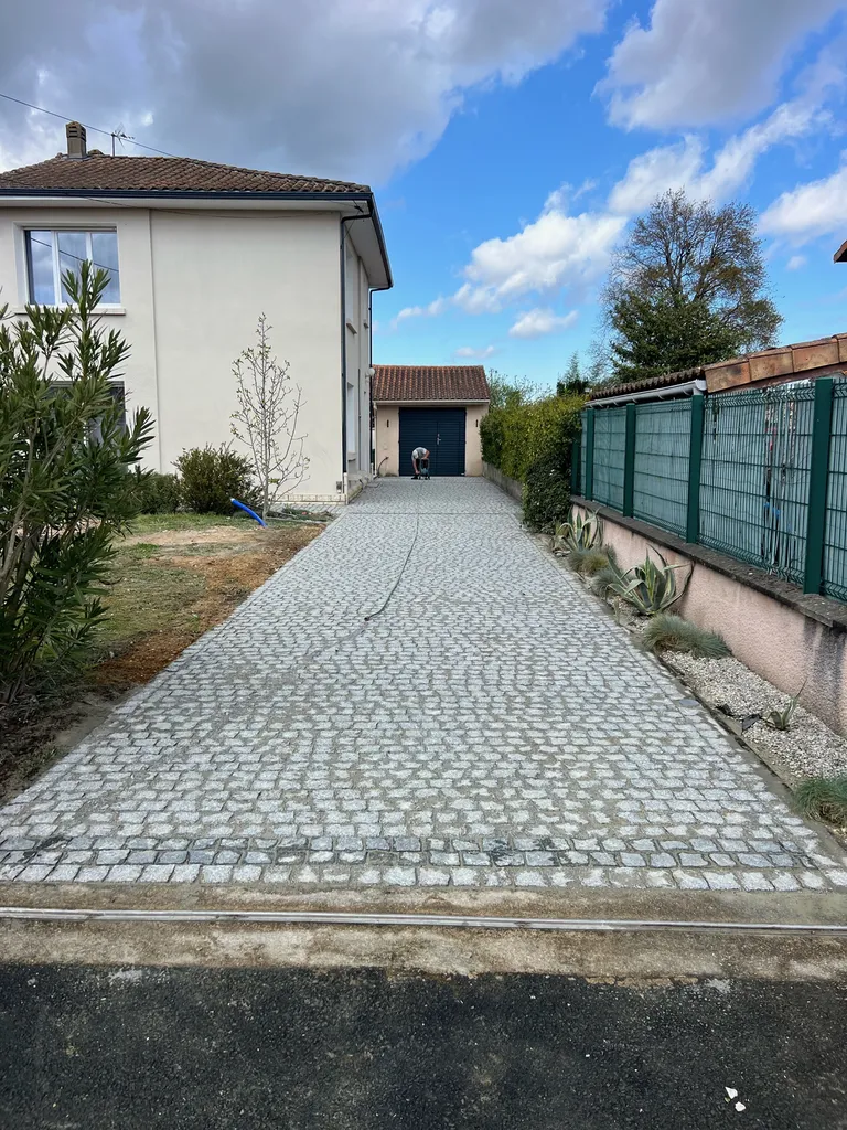 Aménagement d'une allée carrossable  en pavés granit sur la commune de Pessac proche de Talence 