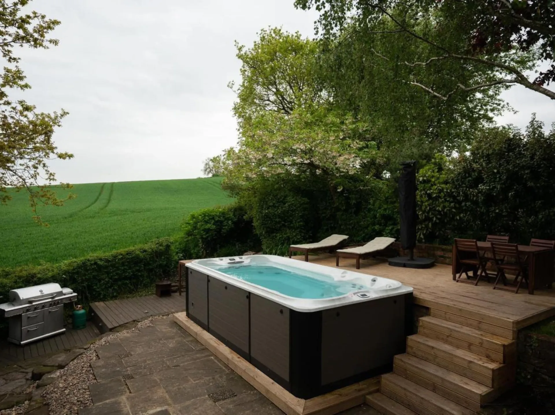 Spa de nage : dimensions, caractéristiques… quel modèle de spa choisir ?