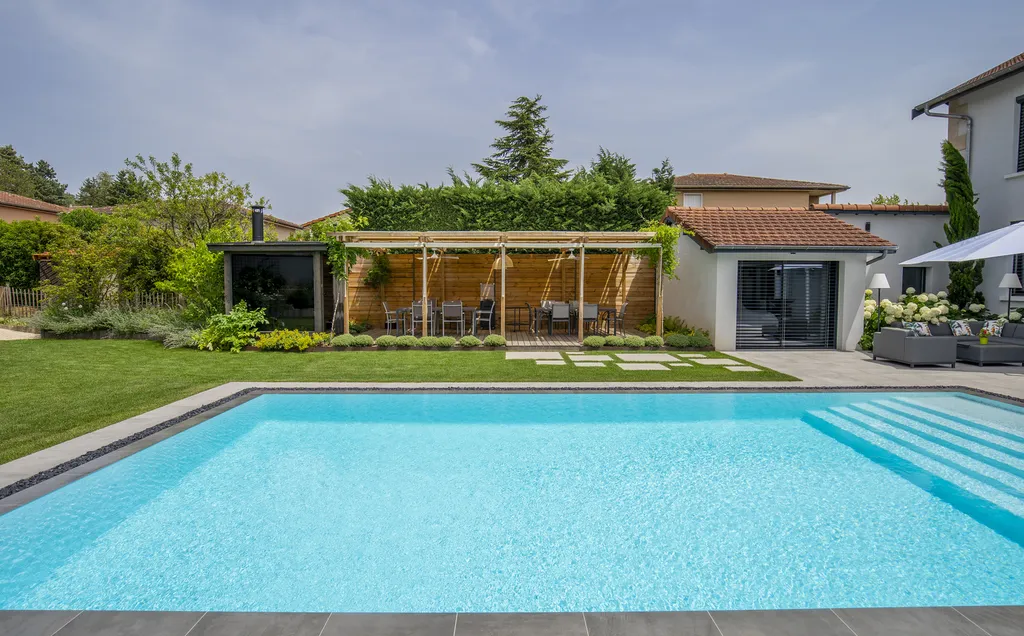 Rénovation de piscine, installation de pergola et sauna extérieur avec potager paysager à Toussieu (69780)