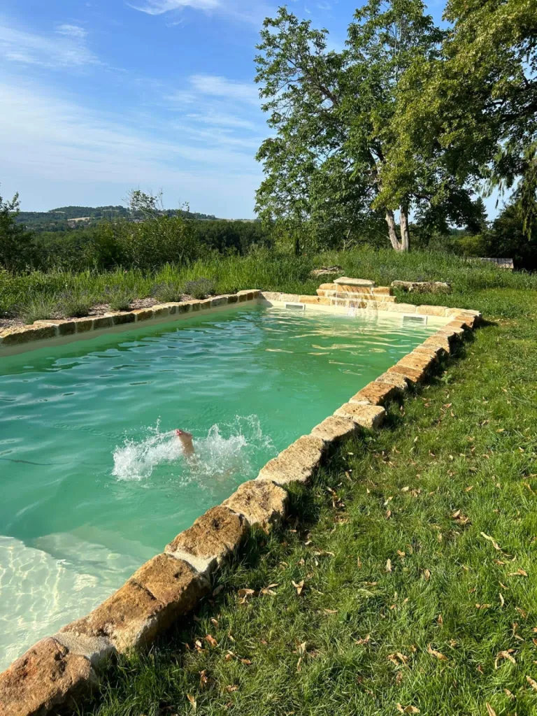  La piscine en coque 7x3m intégrée de manière harmonieuse dans le jardin d'une maison de famille à Mios.