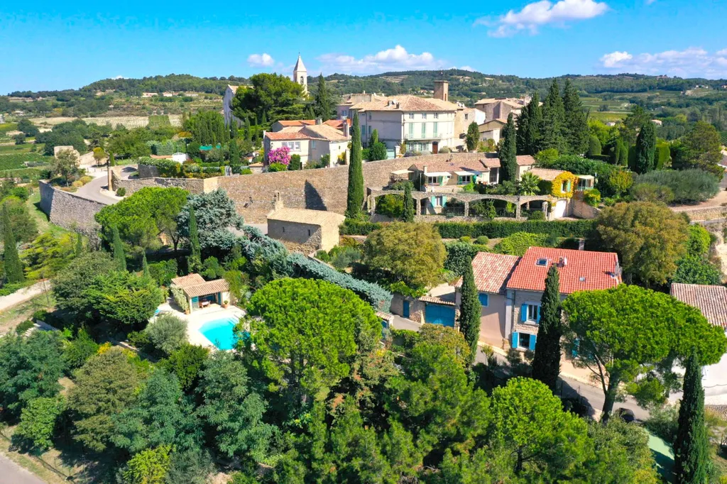 EXCLUSIVITE - rare maison de village en pierres nichée sur les hauteurs de Cairanne en Haut-Vaucluse  