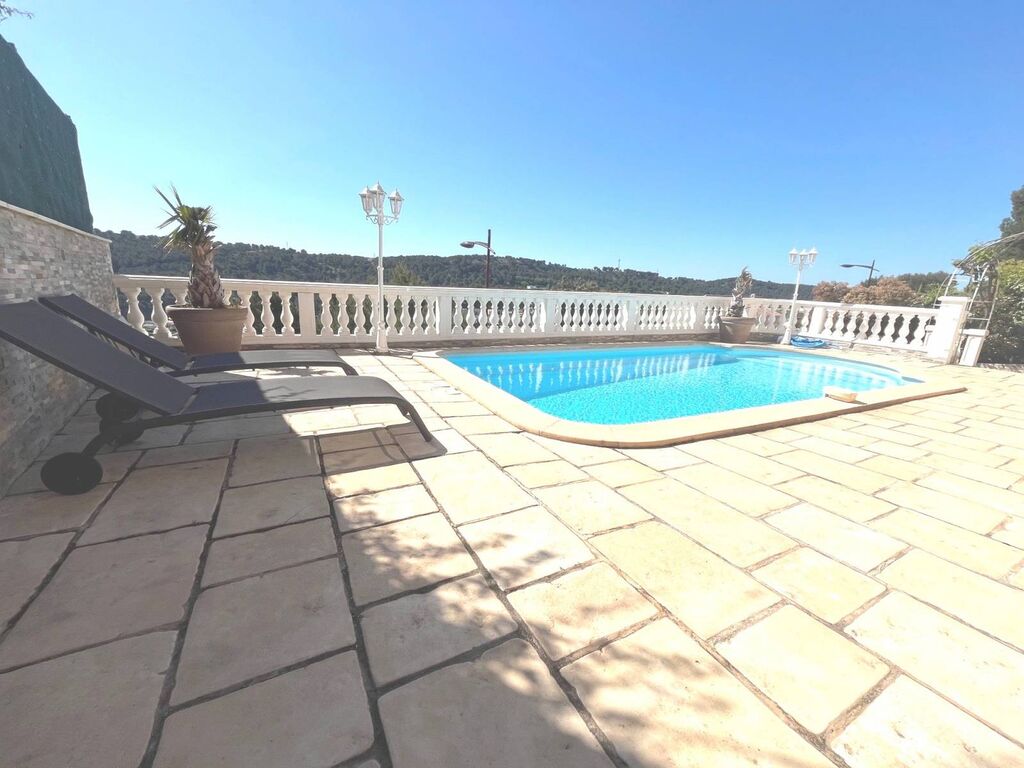 Villa à vendre Carnoux en Provence avec piscine et vue panoramique dégagée collines 