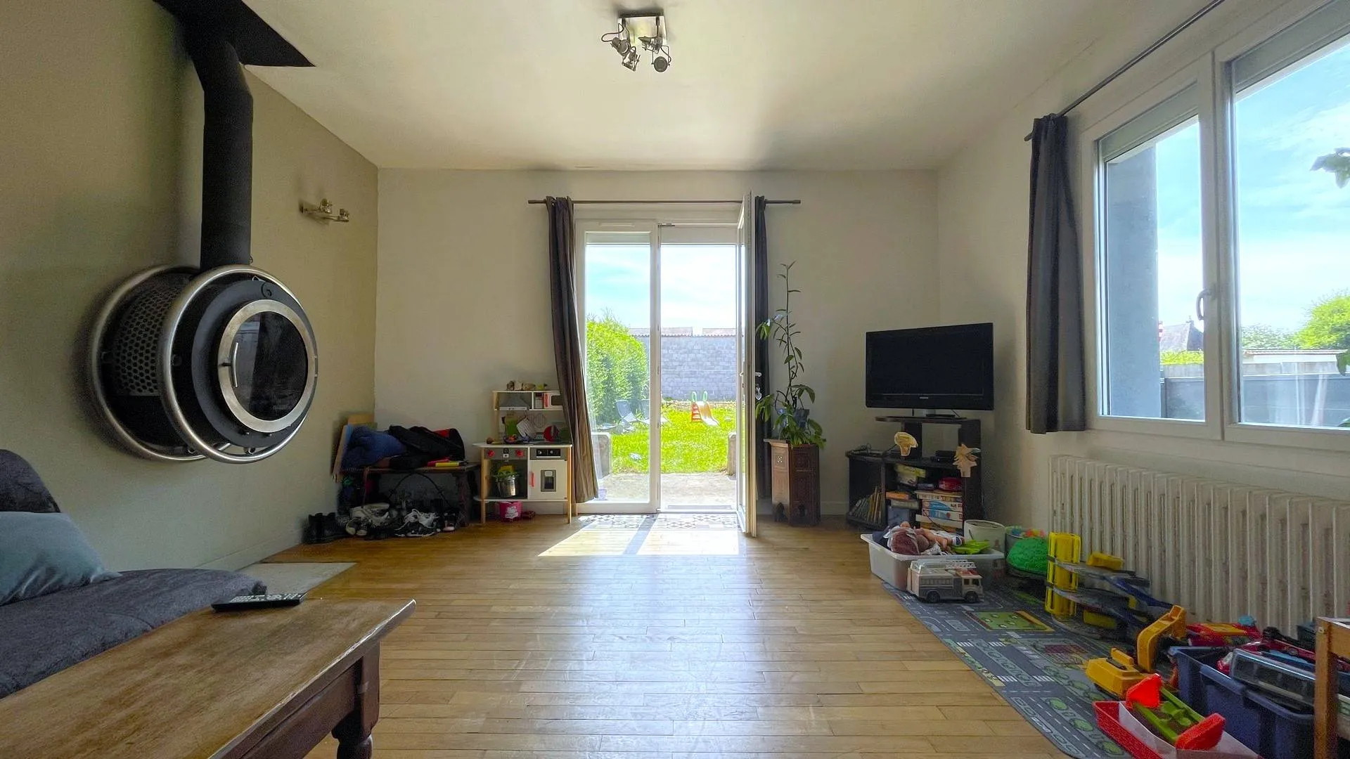 Propriété avec cuisine aménagée à vendre à Dieppe** : Une cuisine aménagée semi-ouverte au rez-de-chaussée.