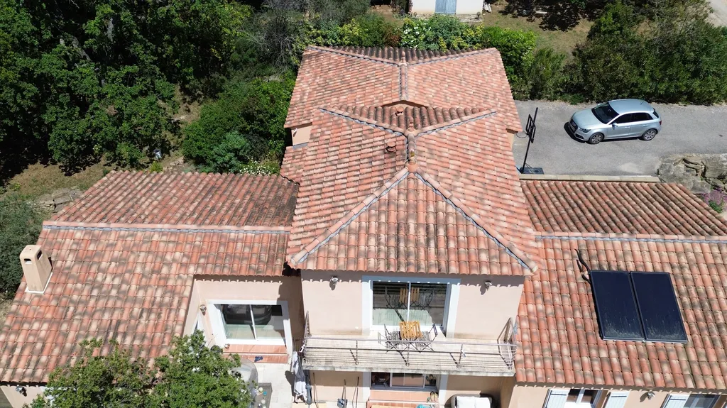 Installation de panneaux solaires hybrides et photovoltaïques avec chauffe-eau solaire pour une autonomie à Pourrières