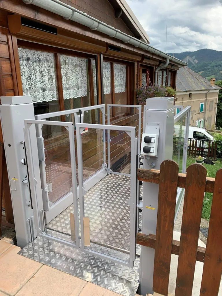 Réalisation d'une plateforme verticale Strategos près de Gap région PACA