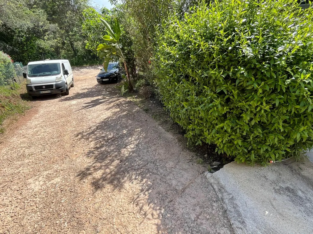 Fermeture d'une propriété à Porticcio : portail Tschoeppé Linéo Life motorisé Ghostopener, 60 m de clôtures en pente, muret parmé de pierre naturelle