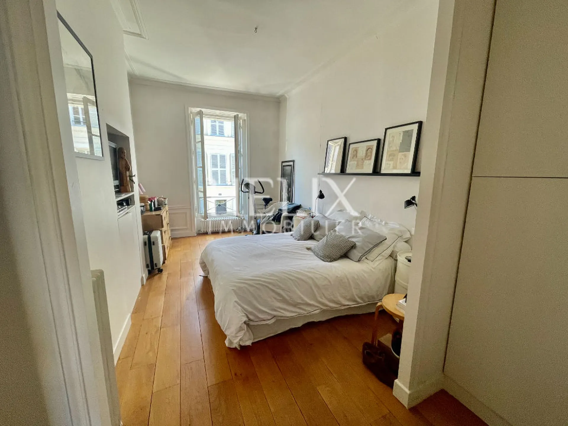 Rare dans la rue de Lorraine un appartement ancien avec cheminée, parquet, moulures et un garage