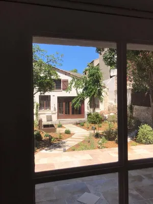 Jardin tendance à Avignon 84000, alliant végétaux, fontaine moderne et copeaux de bois pour une ambiance cosy et naturelle